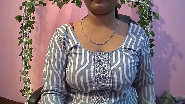 Snapshot of Pari-new chatting on 03.08.25 Pari-new online show from 03.08.25