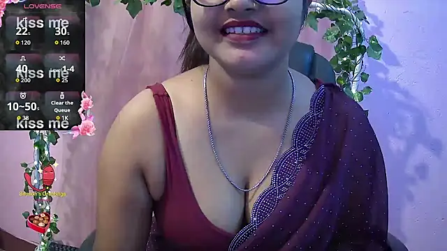 Snapshot of Pari-new chatting on 11.26.25 Pari-new online show from 11.26.25