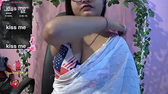 Snapshot of Pari-new chatting on 12.15.25 Pari-new online show from 12.15.25