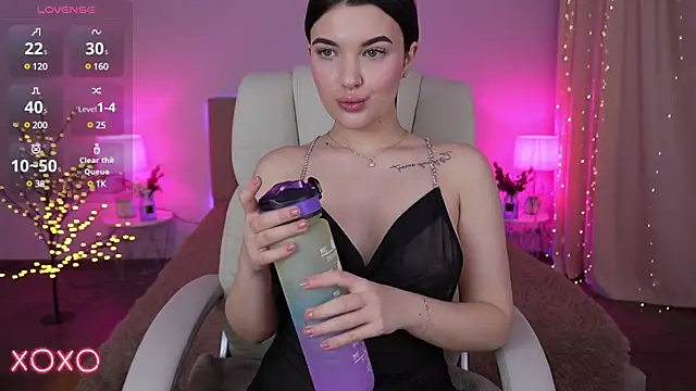 Snapshot of YourLolaBunny chatting on 01.28.25 YourLolaBunny online show from 01.28.25