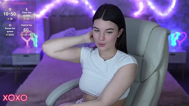 Snapshot of YourLolaBunny chatting on 03.22.25 YourLolaBunny online show from 03.22.25