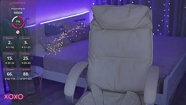 Snapshot of YourLolaBunny chatting on 10.29.25 YourLolaBunny online show from 10.29.25