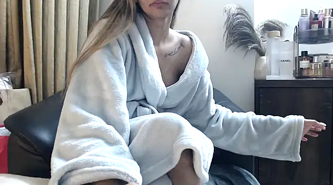 Snapshot of trippy_tina chatting on 12.23.24 trippy tina online show from 12.23.24