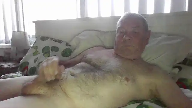 Snapshot of gibbo62 chatting on 12.16.25 gibbo62 online show from 12.16.25