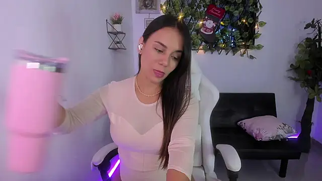 Snapshot of Sara_lopez_28 chatting on 12.18.24 Sara lopez 28 online show from 12.18.24