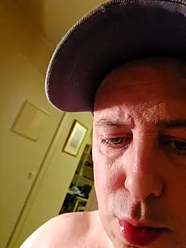 Snapshot of HeteroHotGuy1 chatting on 01.04.25 HeteroHotGuy1 online show from 01.04.25