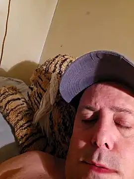 Snapshot of HeteroHotGuy1 chatting on 01.11.25 HeteroHotGuy1 online show from 01.11.25