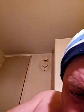 Snapshot of HeteroHotGuy1 chatting on 03.06.25 HeteroHotGuy1 online show from 03.06.25