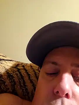 Snapshot of HeteroHotGuy1 chatting on 03.21.25 HeteroHotGuy1 online show from 03.21.25