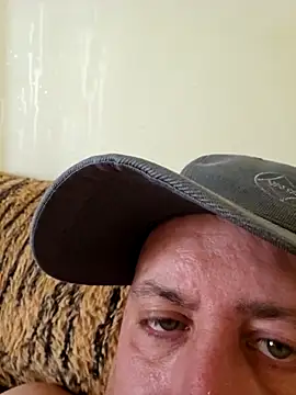 Snapshot of HeteroHotGuy1 chatting on 03.23.25 HeteroHotGuy1 online show from 03.23.25