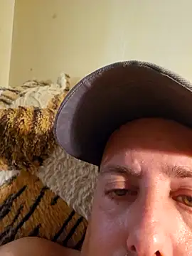 Snapshot of HeteroHotGuy1 chatting on 10.05.25 HeteroHotGuy1 online show from 10.05.25