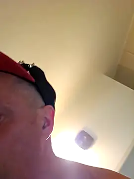 Snapshot of HeteroHotGuy1 chatting on 10.16.25 HeteroHotGuy1 online show from 10.16.25