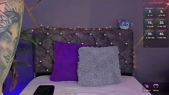 Mia Palacioss online show from 04.23.26