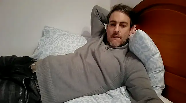 Snapshot of basquehotboy chatting on 12.27.24 basquehotboy online show from 12.27.24