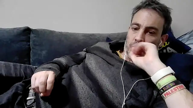 Snapshot of basquehotboy chatting on 02.01.25 basquehotboy online show from 02.01.25