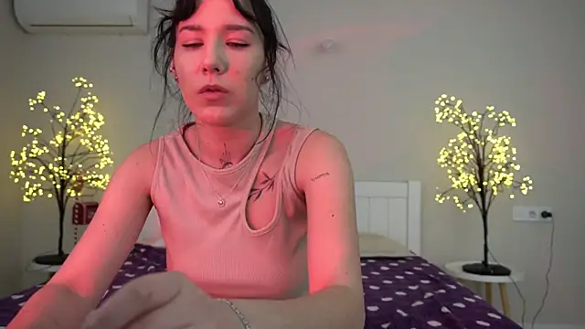 Snapshot of NikkiGoldSide chatting on 02.08.25 NikkiGoldSide online show from 02.08.25