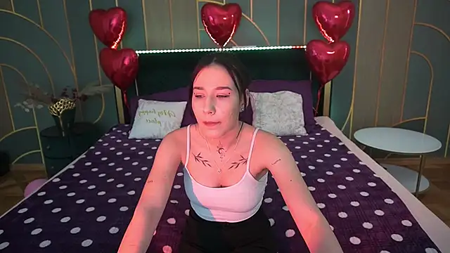 Snapshot of NikkiGoldSide chatting on 02.12.25 NikkiGoldSide online show from 02.12.25