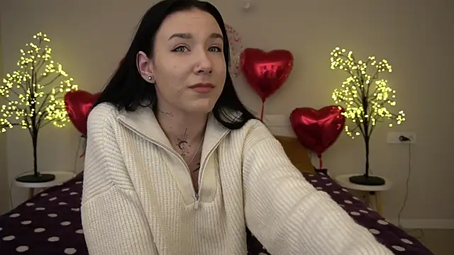 Snapshot of NikkiGoldSide chatting on 02.15.25 NikkiGoldSide online show from 02.15.25