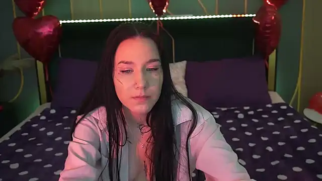 Snapshot of NikkiGoldSide chatting on 02.18.25 NikkiGoldSide online show from 02.18.25