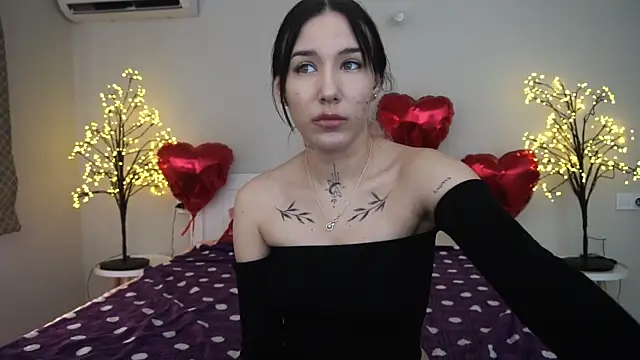 Snapshot of NikkiGoldSide chatting on 02.26.25 NikkiGoldSide online show from 02.26.25