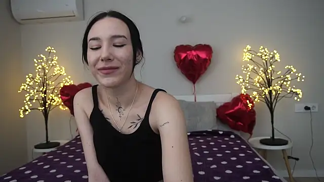 Snapshot of NikkiGoldSide chatting on 03.03.25 NikkiGoldSide online show from 03.03.25