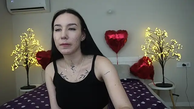 Snapshot of NikkiGoldSide chatting on 03.03.25 NikkiGoldSide online show from 03.03.25