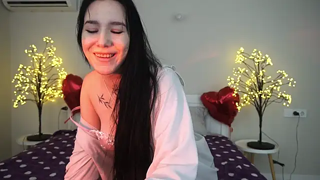 Snapshot of NikkiGoldSide chatting on 03.08.25 NikkiGoldSide online show from 03.08.25