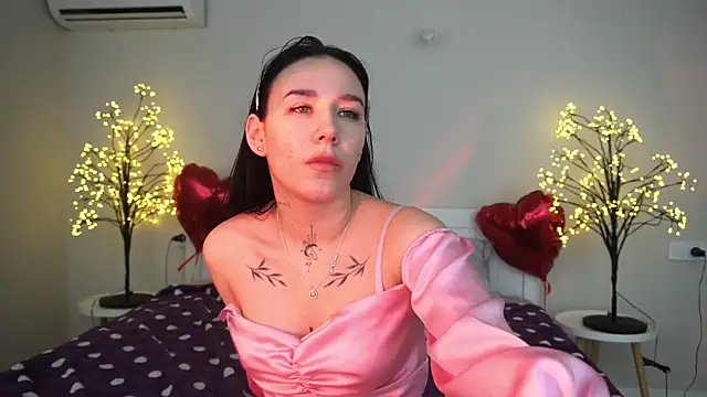 Snapshot of NikkiGoldSide chatting on 03.08.25 NikkiGoldSide online show from 03.08.25