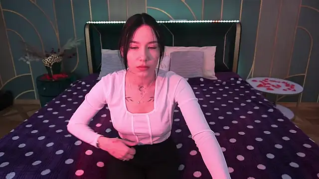 Snapshot of NikkiGoldSide chatting on 03.17.25 NikkiGoldSide online show from 03.17.25