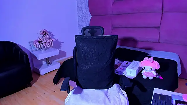 Snapshot of melodybonss_ chatting on 12.18.24 melodybonss  online show from 12.18.24