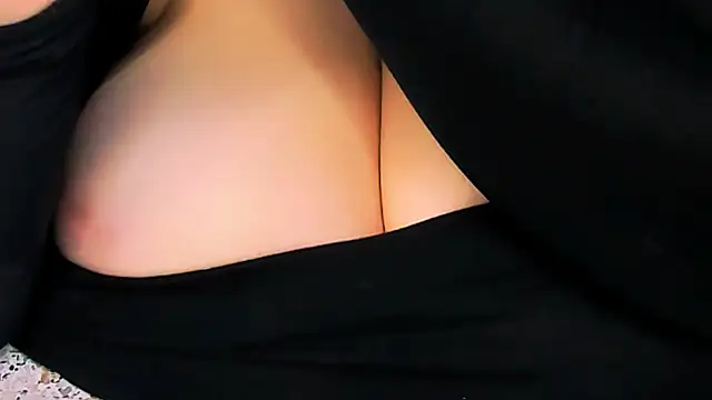 Snapshot of love_insidee chatting on 10.18.25 love insidee online show from 10.18.25