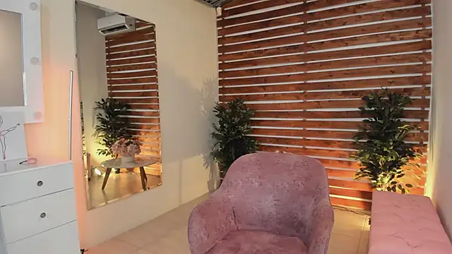 Sapphire Venuss online show from 03.06.25