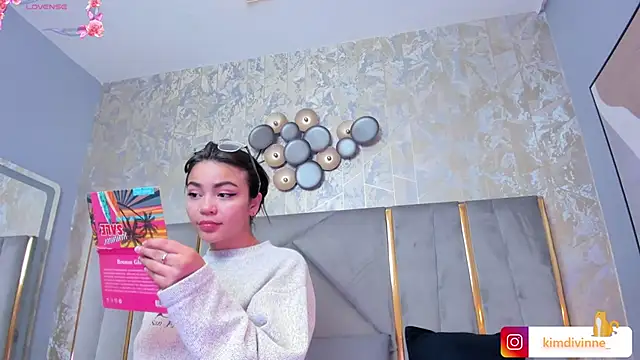 KimDevinne online show from 02.19.25