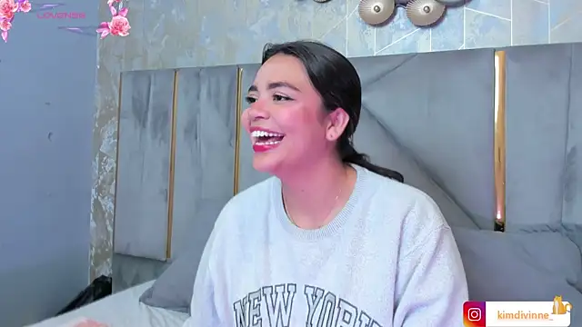 KimDevinne online show from 10.17.25