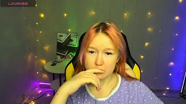 Snapshot of Sara_Robinson chatting on 02.05.25 Sara Robinson online show from 02.05.25