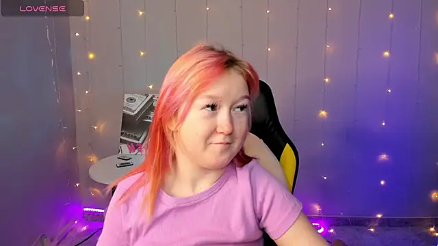 Snapshot of Sara_Robinson chatting on 02.07.25 Sara Robinson online show from 02.07.25