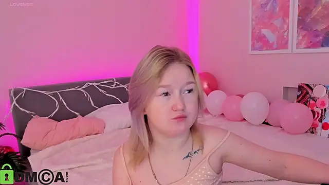 Snapshot of Sara_Robinson chatting on 10.05.25 Sara Robinson online show from 10.05.25