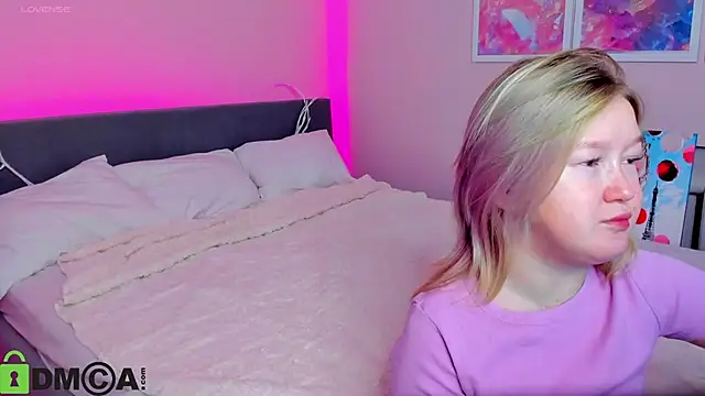 Snapshot of Sara_Robinson chatting on 10.14.25 Sara Robinson online show from 10.14.25