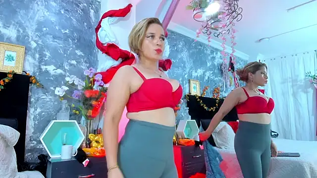 Snapshot of AuroraRojas chatting on 02.11.25 AuroraRojas online show from 02.11.25