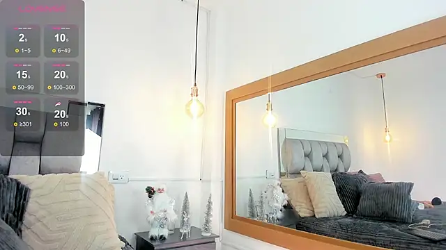 Snapshot of samarawells chatting on 12.17.24 samarawells online show from 12.17.24