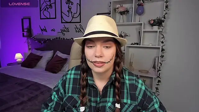 Snapshot of DaniellaLovely chatting on 10.22.25 DaniellaLovely online show from 10.22.25