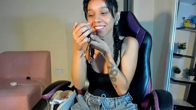 Snapshot of ladynemesis chatting on 12.17.24 ladynemesis online show from 12.17.24