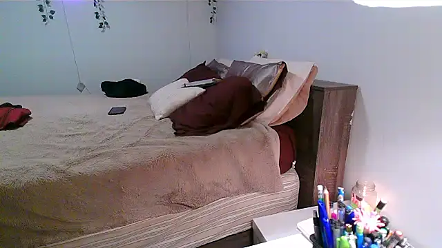 Snapshot of Kittyymaze1 chatting on 12.23.25 Kittyymaze1 online show from 12.23.25