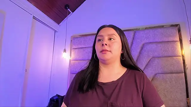 Snapshot of EmaJames25 chatting on 11.28.25 EmaJames25 online show from 11.28.25