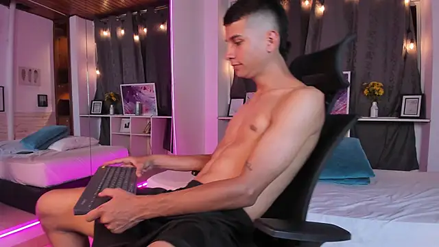 Snapshot of Aaron_Scoot chatting on 12.14.24 Aaron Scoot online show from 12.14.24