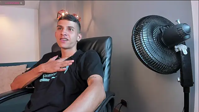 Snapshot of Aaron_Scoot chatting on 12.18.24 Aaron Scoot online show from 12.18.24