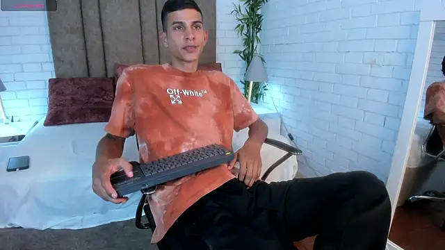 Snapshot of Aaron_Scoot chatting on 12.20.24 Aaron Scoot online show from 12.20.24