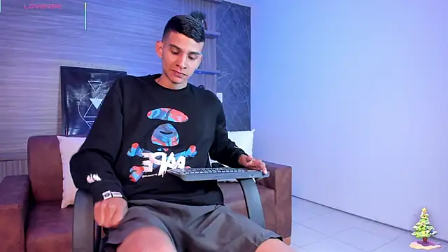 Snapshot of Aaron_Scoot chatting on 12.17.25 Aaron Scoot online show from 12.17.25