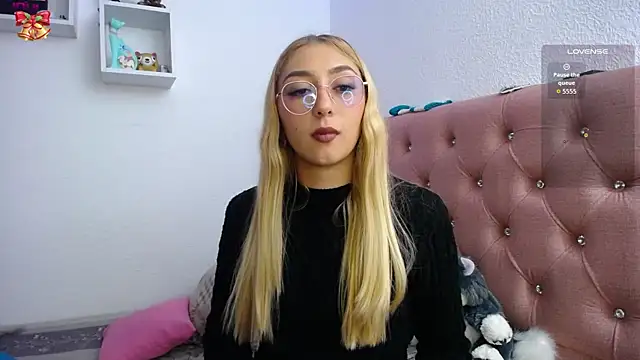 Snapshot of Soffy-brooks chatting on 11.12.25 Soffy-brooks online show from 11.12.25