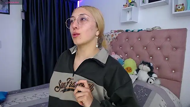 Snapshot of Soffy-brooks chatting on 12.16.25 Soffy-brooks online show from 12.16.25